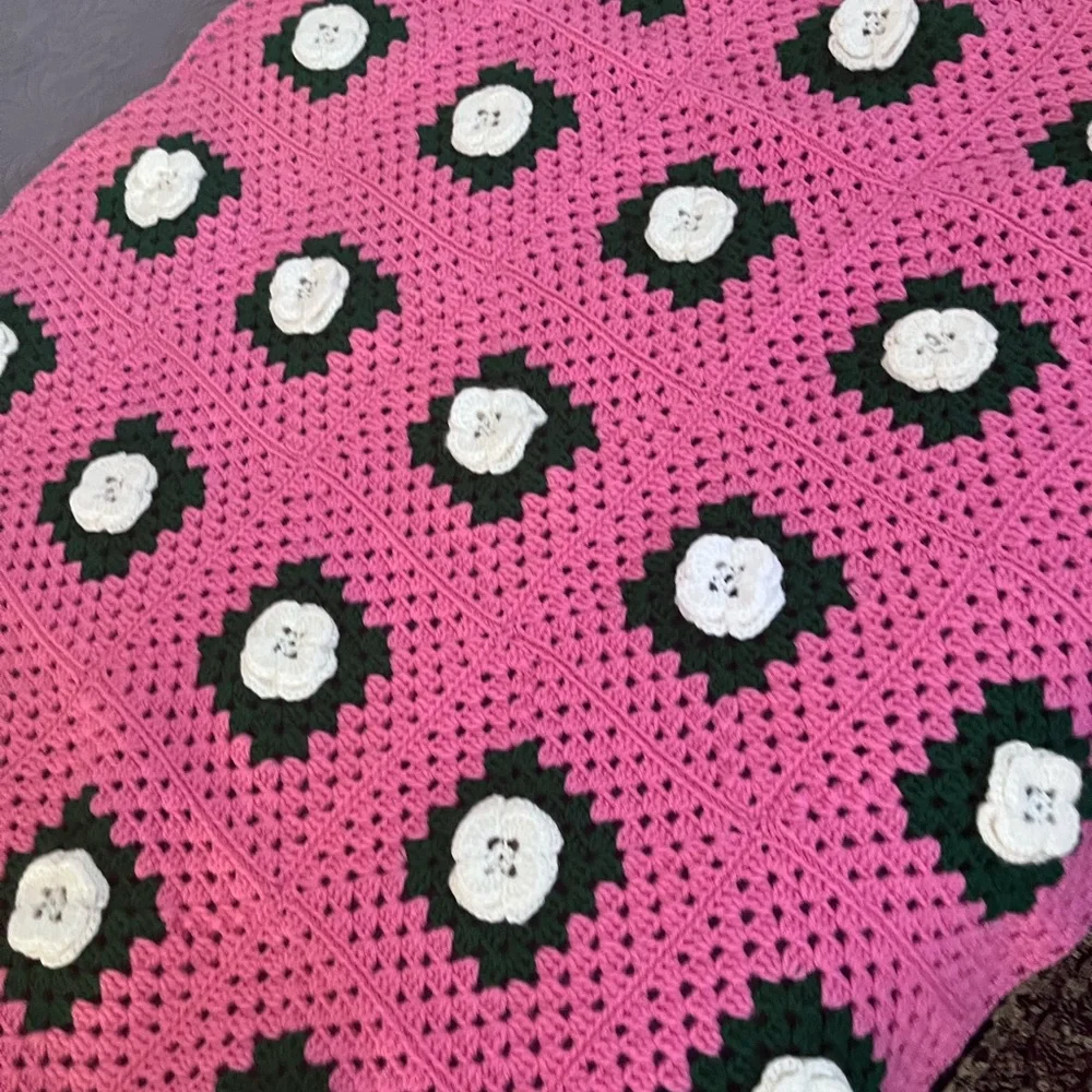 Pink Crochet Blanket with Floral Design granny core - Picture 3 of 5